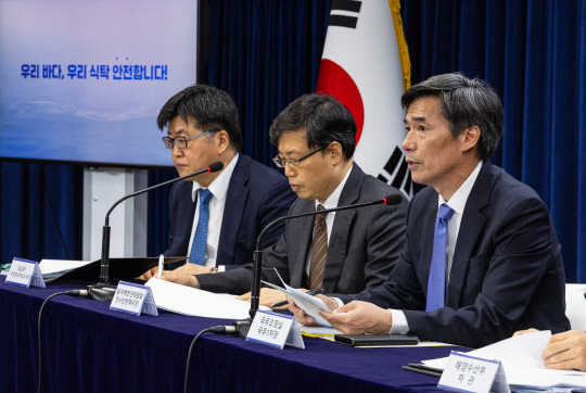 박구연 국무조정실 1차장이 5일 오전 서울 종로구 정부서울청사에서 열린 후쿠시마 원전 오염수 방류 관련 일일 브리핑에서 IAEA 후쿠시마 방류 보고서 제출 관련 정부 입장을 말하고 있다.  연합뉴스